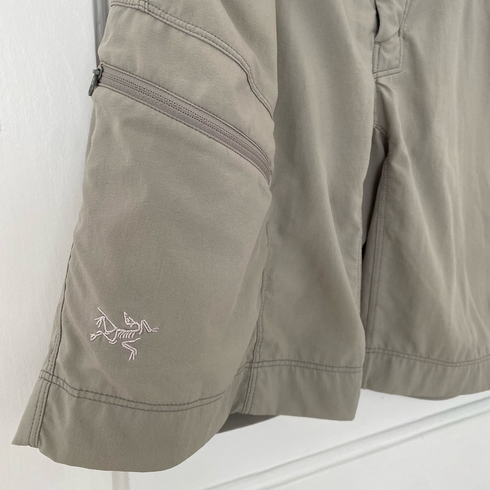 Arc’teryx women’s lightweight hiking shorts - Picture 7 of 10